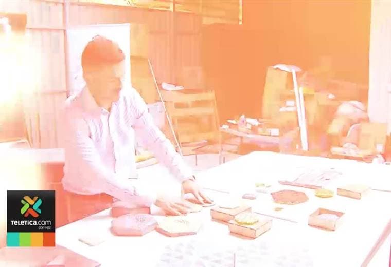 Joven ingeniero transforma los residuos en llamativos materiales como azulejos y fachaletas