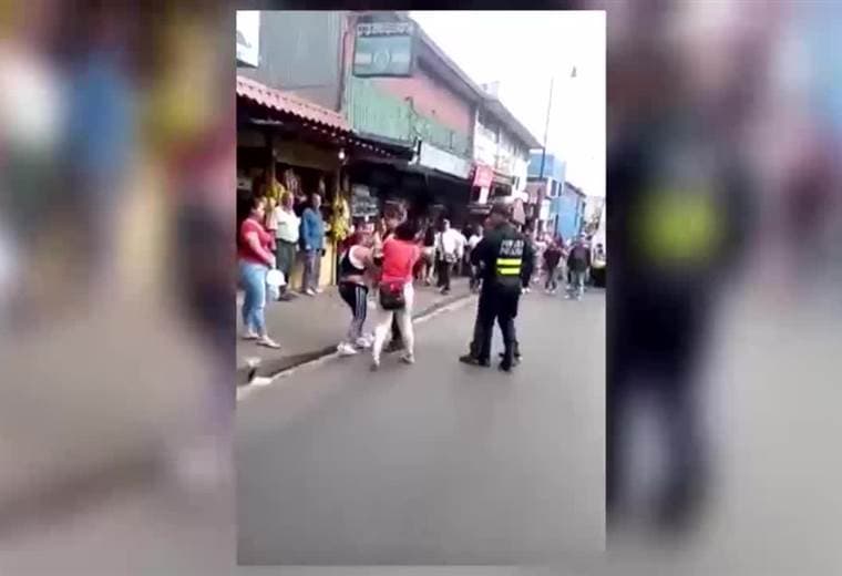 Policías se enfrentan con vendedores ambulantes en el centro de San José