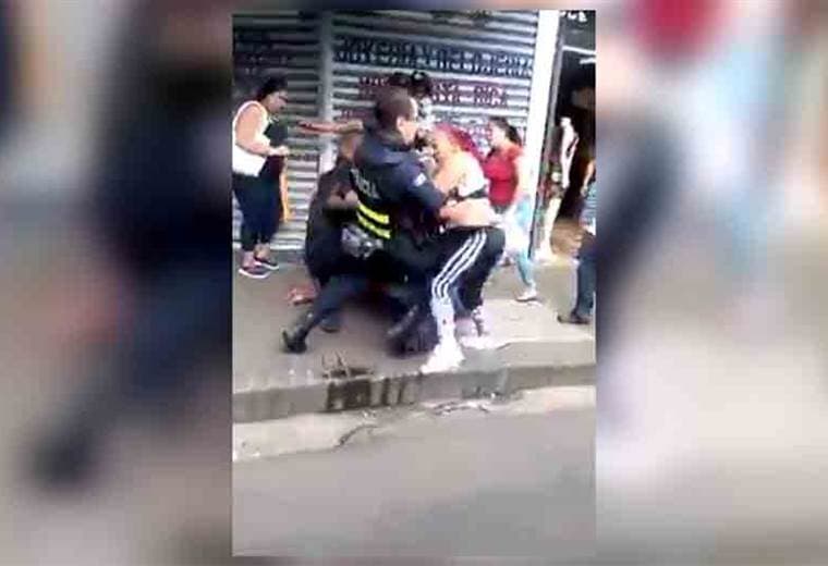 Policías se enfrentan con vendedores ambulantes en el centro de San José