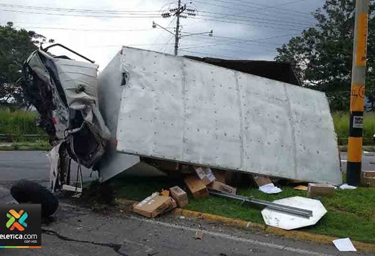  Aparatoso choque entre bus y camión ocurrió en la Bernardo Soto 