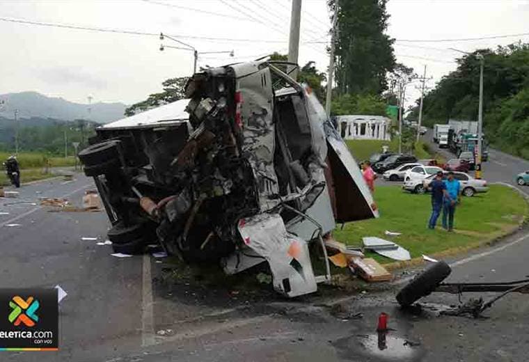  Aparatoso choque entre bus y camión ocurrió en la Bernardo Soto 