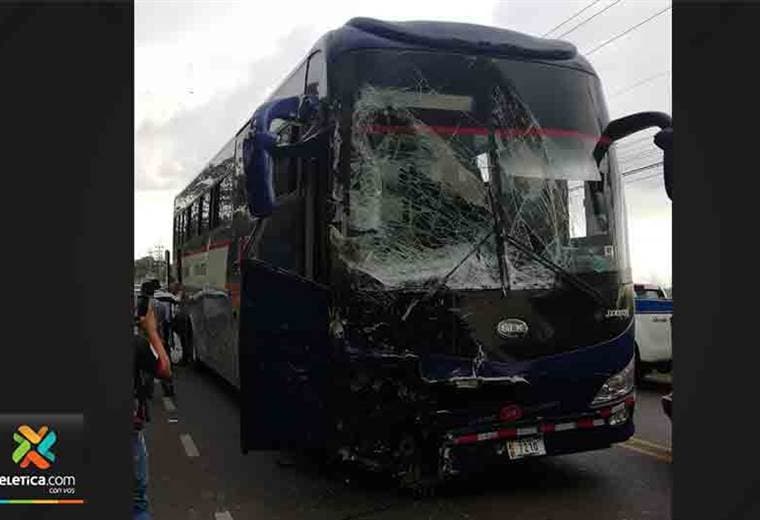  Aparatoso choque entre bus y camión ocurrió en la Bernardo Soto 