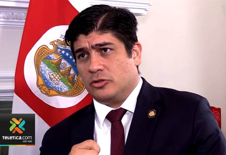 ¿Qué calificación recibe Carlos Alvarado durante los primeros 100 días de su administración?