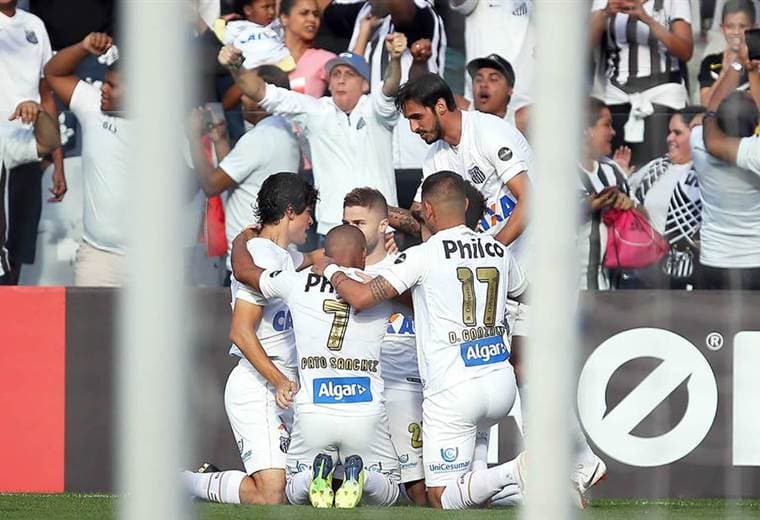 Bryan Ruiz, jugador del Santos de Brasil.