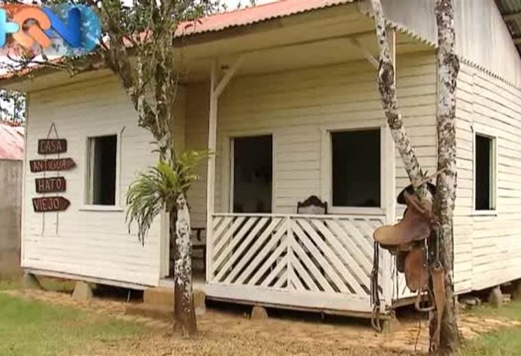 Hace 5 años doña Ileana comenzó la restauración de una de las casas más antiguas de Buenos Aires de Puntarenas. La vivienda perteneció a sus antepasados y ahora ella planea convertirla en un museo de la cultura puntarenense.     Actualmente insta a la población a utilizar las instalaciones para desarrollar investigación sobre este pueblo de la Perla del Pacífico. Si usted desea obtener más información en el reportaje encontrará todos los detalles.