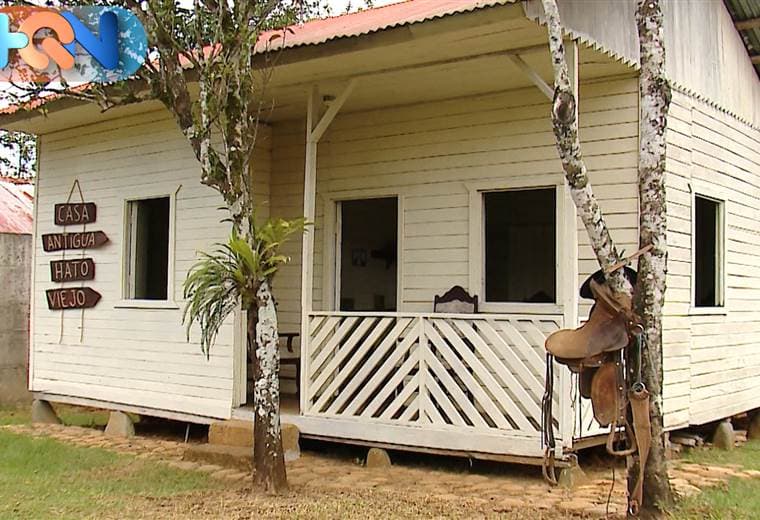 Hace 5 años doña Ileana comenzó la restauración de una de las casas más antiguas de Buenos Aires de Puntarenas. La vivienda perteneció a sus antepasados y ahora ella planea convertirla en un museo de la cultura puntarenense