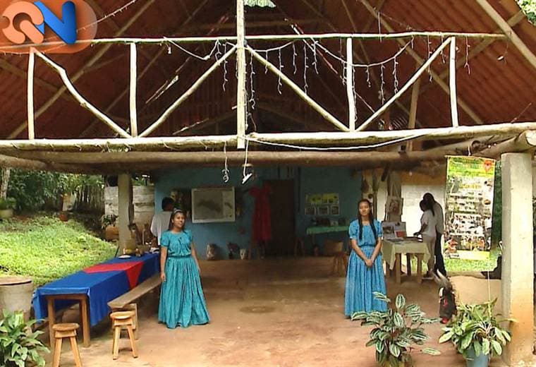 Buenos Aires de Puntarenas tiene muchos atractivos turísticos, entre ellos pasear por la Reserva Indígena.  Acá hay grupos organizados quienes le brindan desde hospedaje hasta alimentación y tours por sus mejores y más propias tradiciones.  Conozca más de su historia y loq ue ofrecen en el siguiente enlace.