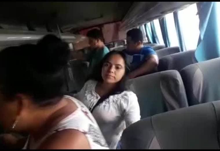 Bus de Atenas sufre desperfecto en frenos y cae en la cuneta