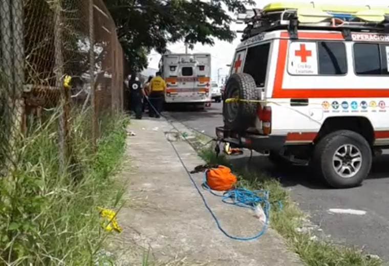 Mujer muere y hombre está grave luego de que ambos cayeran a un precipicio en Lomas del Río 