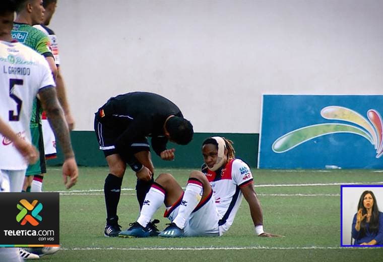 Alajuelense mostró su molestia con Hugo Cruz por ignorar el sangrado de Jonathan McDonald
