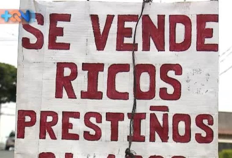 En San Vicente de Santo Domingo de Heredia, cuando uno se dirige a Los Ángeles se topa con un par de adultos mayores que la pulsean a diario.  Ellos venden los prestiños de la abuela. Ambos tienen 73 años de edad y 10 hijos. No poseen pensión, por ello optan por ganarse los cinquitos de manera honrada antes que salir a pedir dinero regalado.