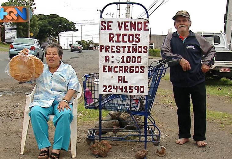 En San Vicente de Santo Domingo de Heredia, cuando uno se dirige a Los Ángeles se topa con un par de adultos mayores que la pulsean a diario.  Ellos venden los prestiños de la abuela. Ambos tienen 73 años de edad y 10 hijos. No poseen pensión, por ello optan por ganarse los cinquitos de manera honrada antes que salir a pedir dinero regalado.