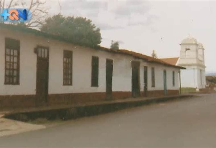 En este pueblo herediano hay cerca de 450 edificaciones que superan los 100 años, visitar este pueblo es toparse con decenas de casas construidas el siglo pasado con la técnica de bahareque o con adobe. Los vecinos se niegan a destruir estas viviendas y, sin ser declaradas algunas de ellas Patrimonio Nacional, las mantienen intactas.