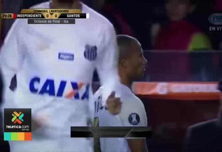 Santos de Bryan Ruiz podría ser descalificado de la Libertadores por alinear a Carlos Sánchez
