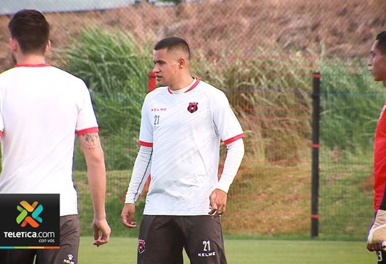 Roger Rojas se entrena con normalidad en Alajuelense