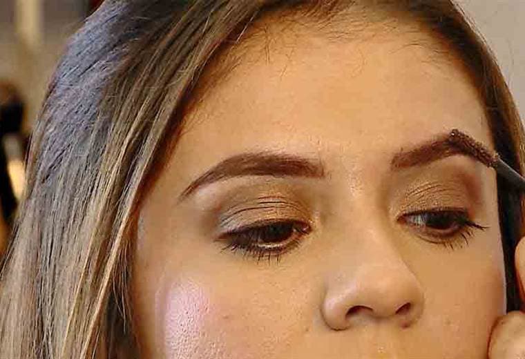 Aprenda a elaborar un gel para sus cejas para que las luzca al natural
