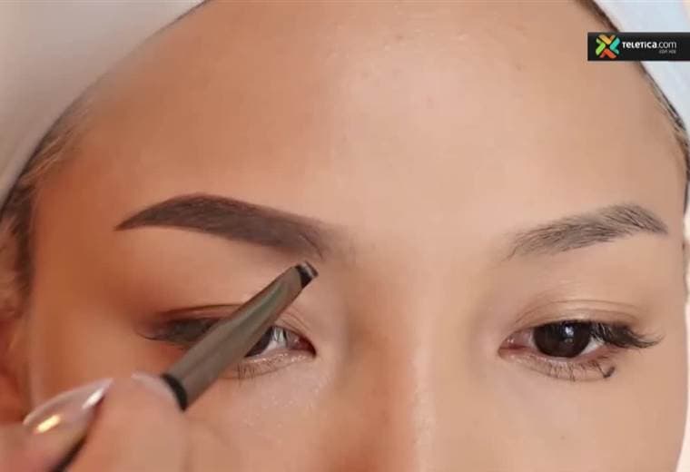 Aprenda a elaborar un gel para sus cejas para que las luzca al natural