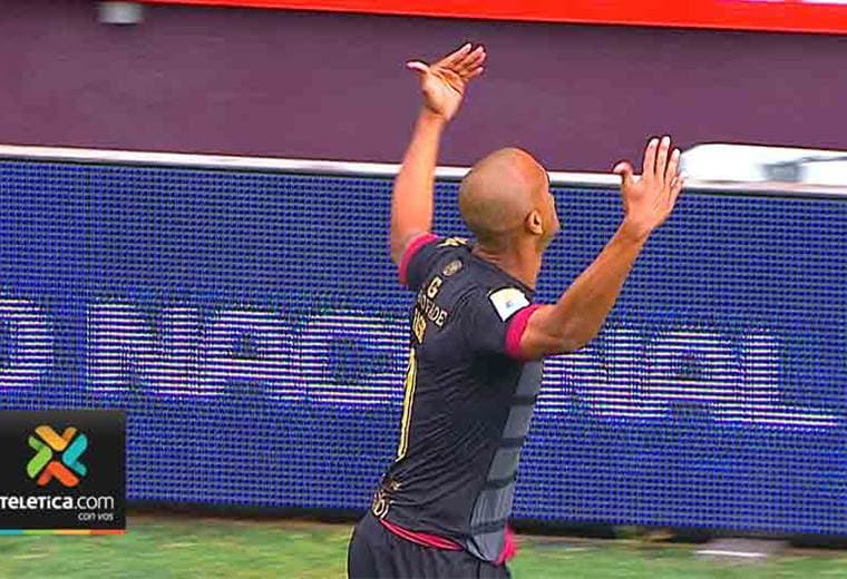 Tassio Maia celebra su primer gol con Saprissa