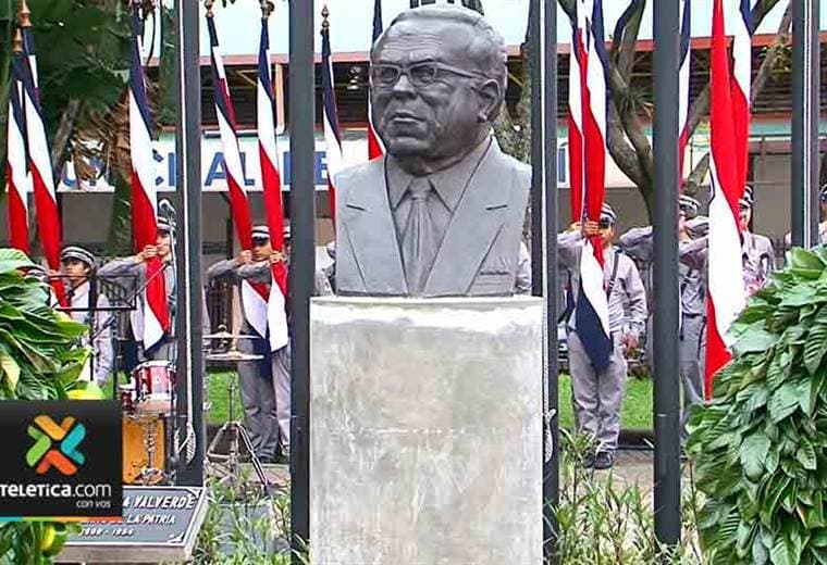 Develan busto de benemérito Manuel Mora Valverde