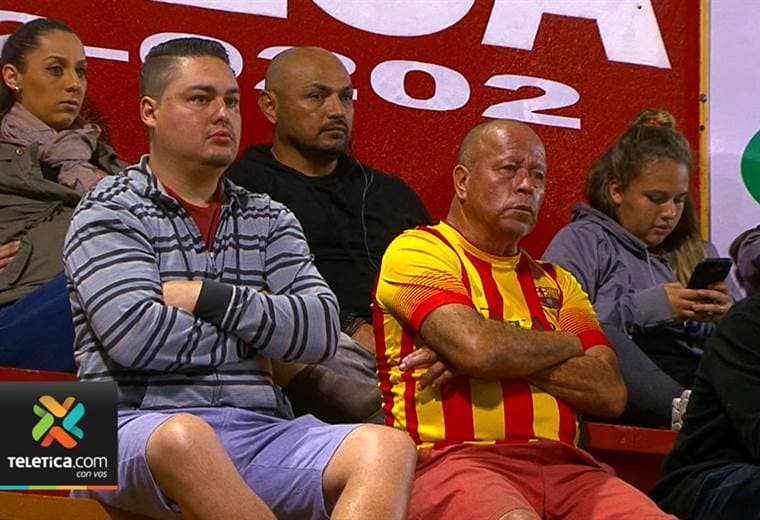 Afición del Herediano salió molesta con el técnico Jaime de la Pava