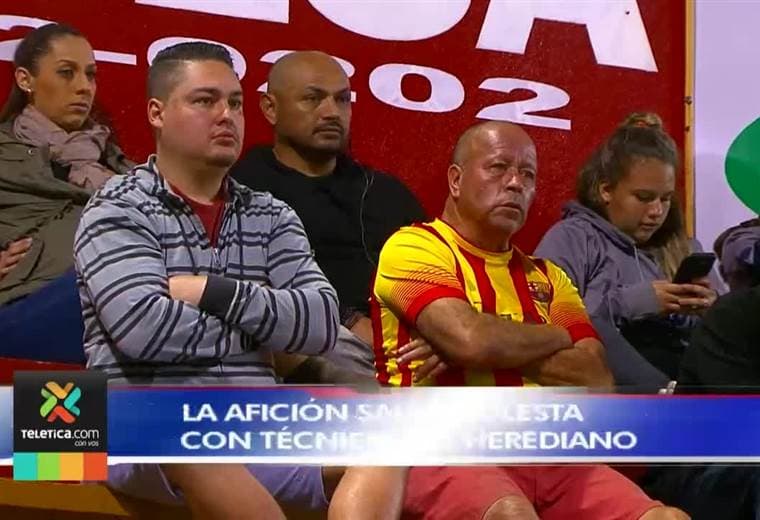 Afición del Herediano salió molesta con el técnico Jaime de la Pava
