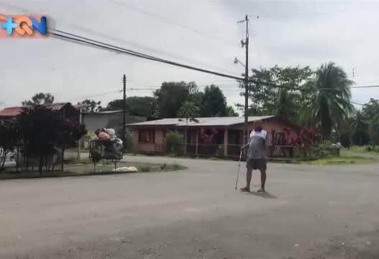 Abraham Valverde siempre anda con una sonrisa en su rostro, recorriendo las calles de Matina. Esas que han sido en silencio, las mejores testigos de una vida llena de esfuerzo y perseverancia.  Él es una persona ciega desde nacimiento, pero nada le quita la ilusión. Incluso hoy a sus 65 años, tiene el ímpetu y la energía que más de un joven desearía.  Trabaja alistando coco rayado para la venta, así como la recolección de aluminio y materiales reciclables. Repase la nota completa en el vídeo adjunto.