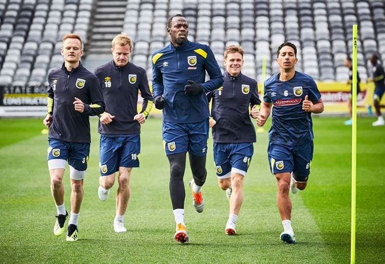 Usain Bolt entrena con el Central Coast Mariners. 