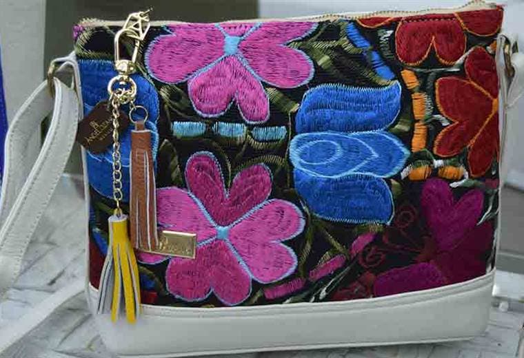 Los bolsos con aplicaciones como tejidos y borlas están en tendencia