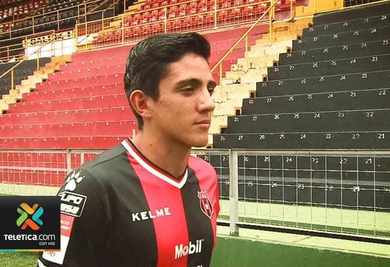 Barlon Sequiera le ganó el pulso a Róger Rojas para ser el tercer delantero en el clásico nacional