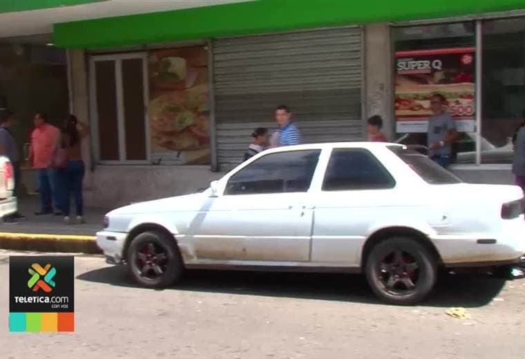 MOPT achaca parte del caos vial a los choferes mal estacionados