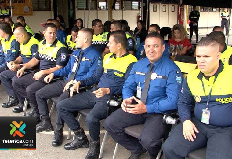 25 nuevos policías municipales de tránsito fueron graduados este jueves