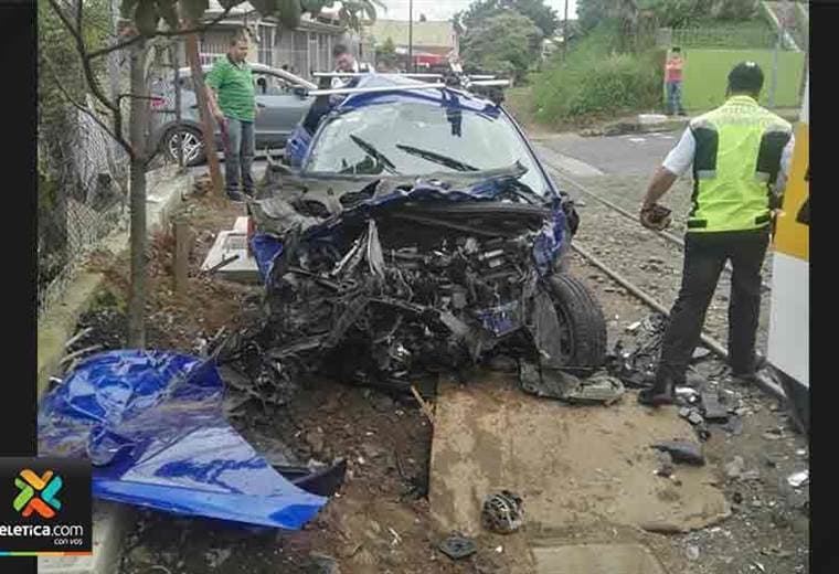 Así quedó el vehículo que colisionó contra el tren en Montes de Oca este jueves