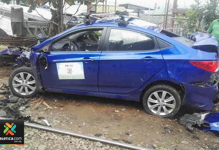 Así quedó el vehículo que colisionó contra el tren en Montes de Oca este jueves