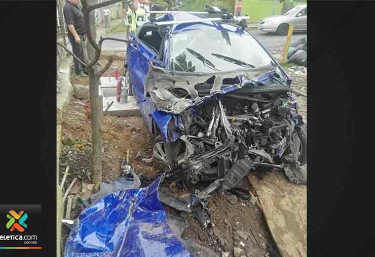 Así quedó el vehículo que colisionó contra el tren en Montes de Oca este jueves