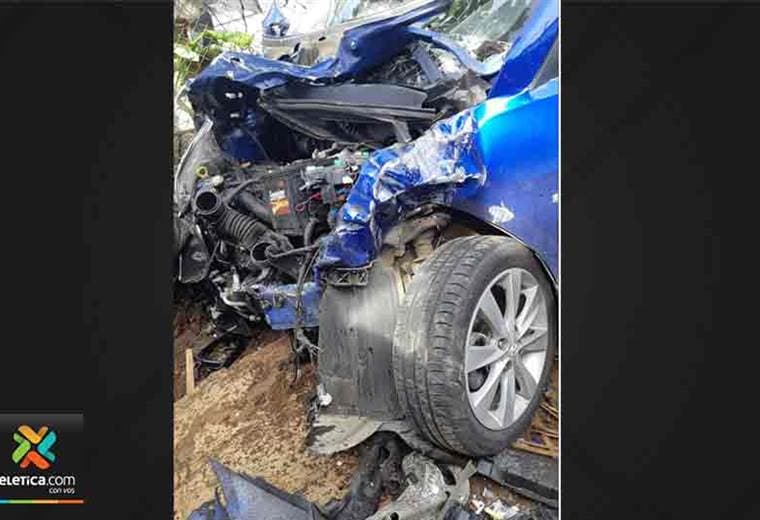 Así quedó el vehículo que colisionó contra el tren en Montes de Oca este jueves