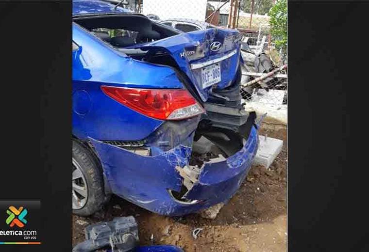 Así quedó el vehículo que colisionó contra el tren en Montes de Oca este jueves