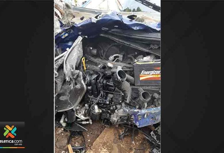 Así quedó el vehículo que colisionó contra el tren en Montes de Oca este jueves