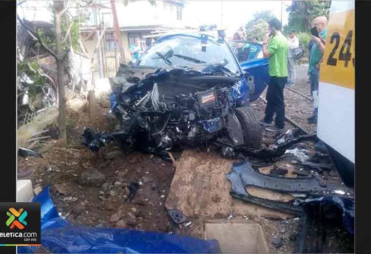 Así quedó el vehículo que colisionó contra el tren en Montes de Oca este jueves