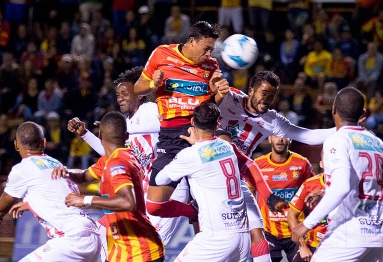 Cristian Reyes de Herediano le anotó al Santos. CSH