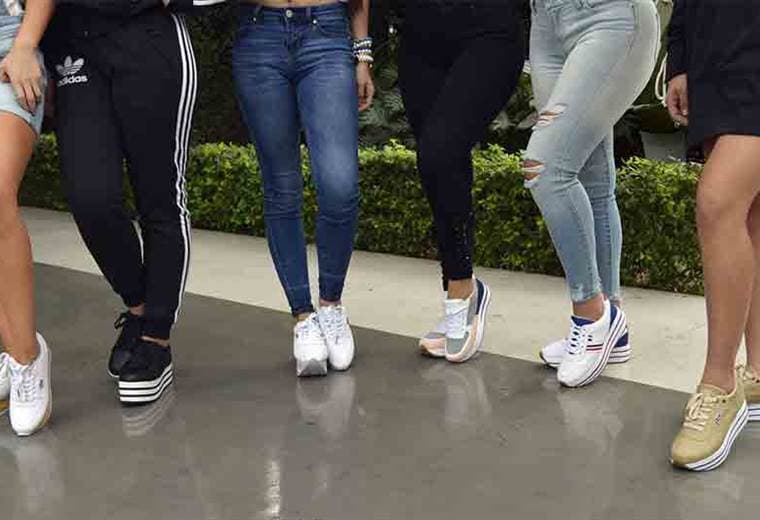 Utilice la nueva tendencia en calzado para mujeres, las plataformas 