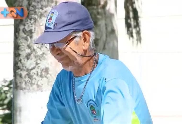 El parque central de este cantón alajuelense siempre está limpio gracias al trabajo de don Cristóbal, mejor conocido como “Muñi”. Hace 11 años trabaja para la municipalidad y está a punto de pensionarse, lo que lo impulsa a hacer aún mejor su trabajo.     La mayoría de árboles de la zona los plantó él décadas atrás. Conozca con nosotros curiosidades de San Mateo junto con este colorido personaje.