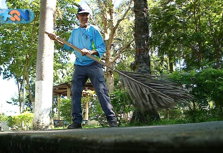 El parque central de este cantón alajuelense siempre está limpio gracias al trabajo de don Cristóbal, mejor conocido como “Muñi”. Hace 11 años trabaja para la municipalidad y está a punto de pensionarse, lo que lo impulsa a hacer aún mejor su trabajo.