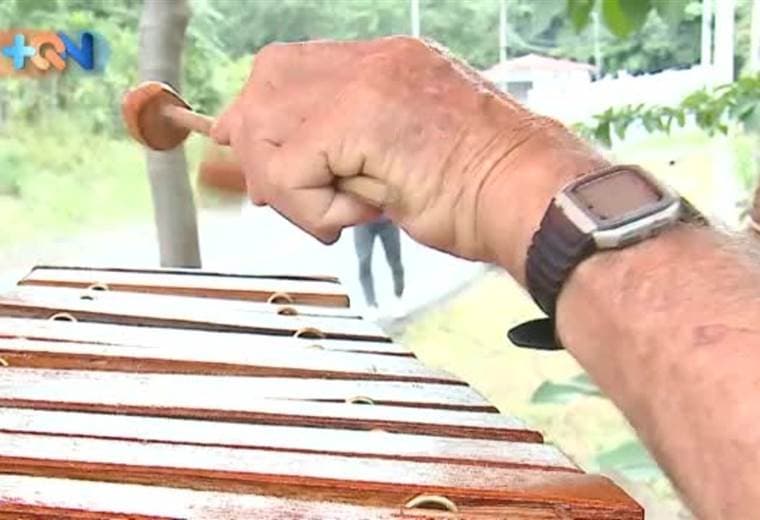Don Ulises se trajo de Nicoya para San Mateo el gusto por las marimbas.  Junto al palo de mango fuera de su casa disfruta a sus 78 años del arte de fabricar diferentes ejemplares de nuestro instrumento nacional.   Si desea información sobre las marimbas puede llamarlo al teléfono 2427-8976.