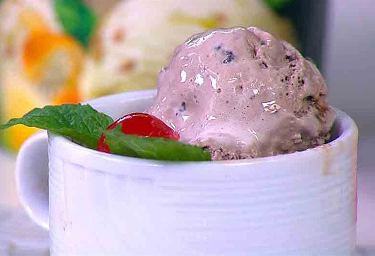 Receta: Brownie en taza y fresas flambeadas