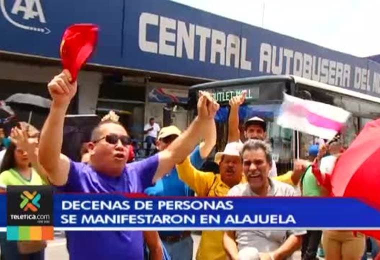 Cientos de alajuelenses se vieron afectados por las presas y la cancelación de sus citas médicas