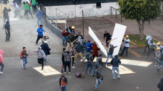 Un millar de fieles se enfrentaron a los fieles de El Aposento Alto que habían invadido la explanada de su estadio.|BBC