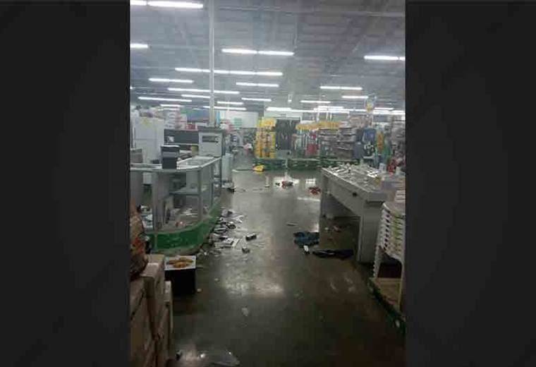 Así quedó el supermercado saqueado la noche de este martes en Limón