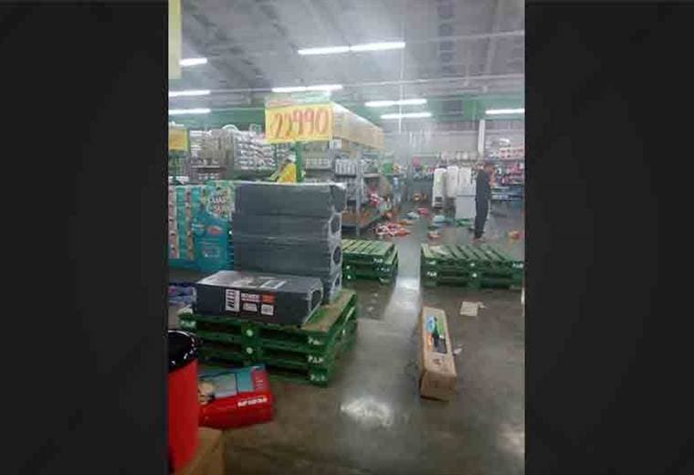 Así quedó el supermercado saqueado la noche de este martes en Limón