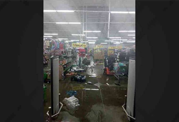 Así quedó el supermercado saqueado la noche de este martes en Limón
