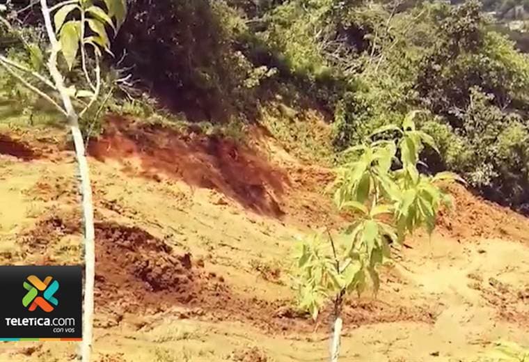 Lluvias de las últimas horas provocaron un deslizamiento en el cerro El Tablazo en Santa Ana